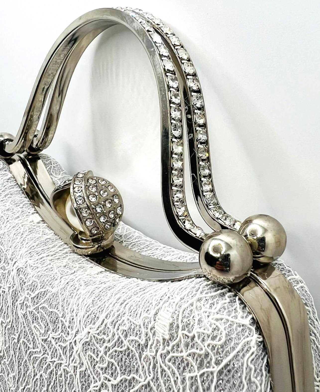 Clutch aus Spitze in Weiß und Silber