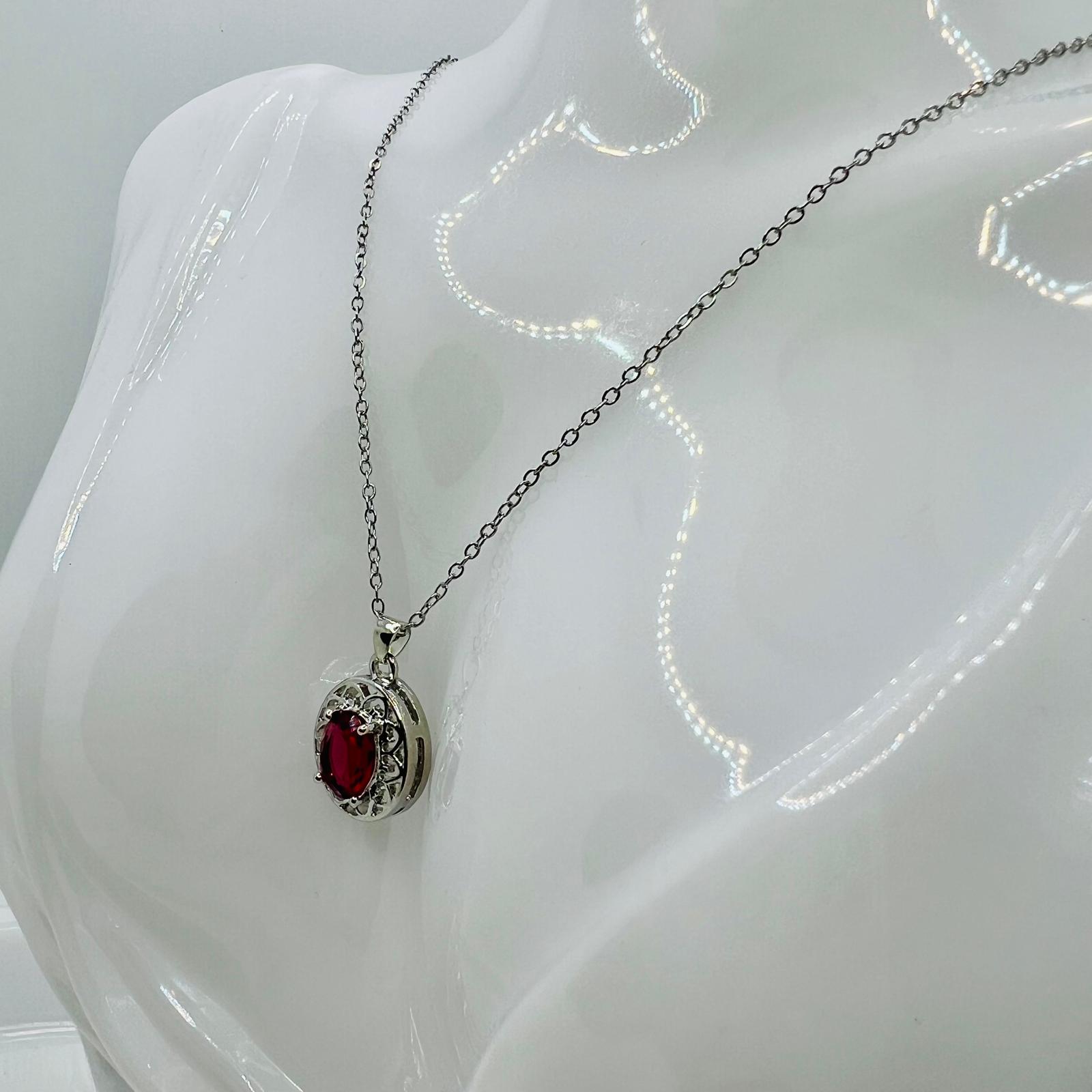 Elegante Edelstahl Kette mit Funkelndem Roten Zirkon Anhänger