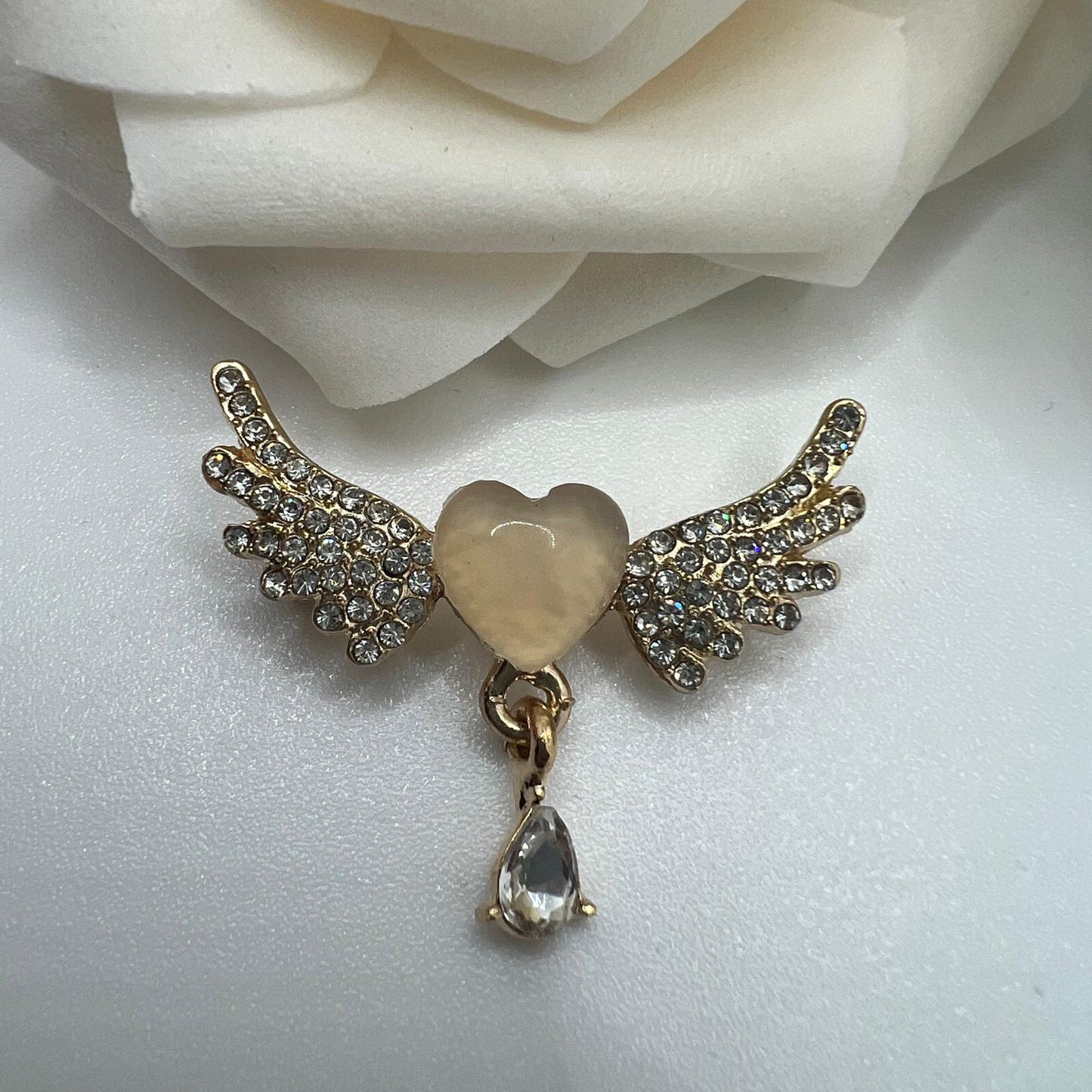 Engelsflügel Brosche mit Herzdetail