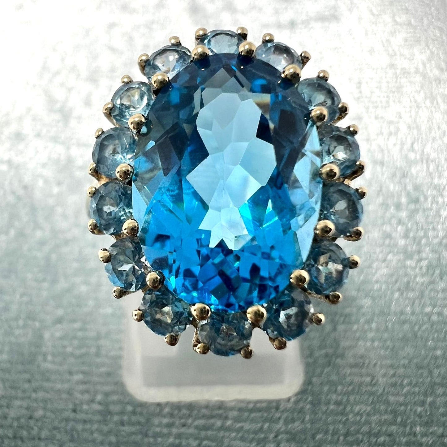 333 Gold Ring Vintage mit großem Topaz 