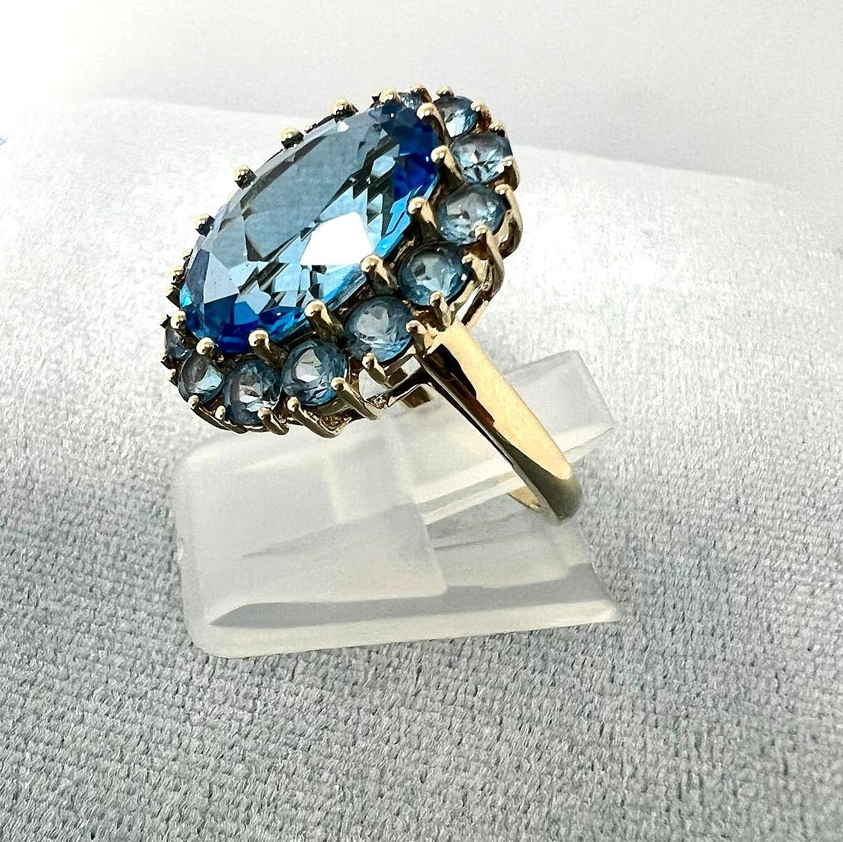 333 Gold Ring Vintage mit großem Topaz 