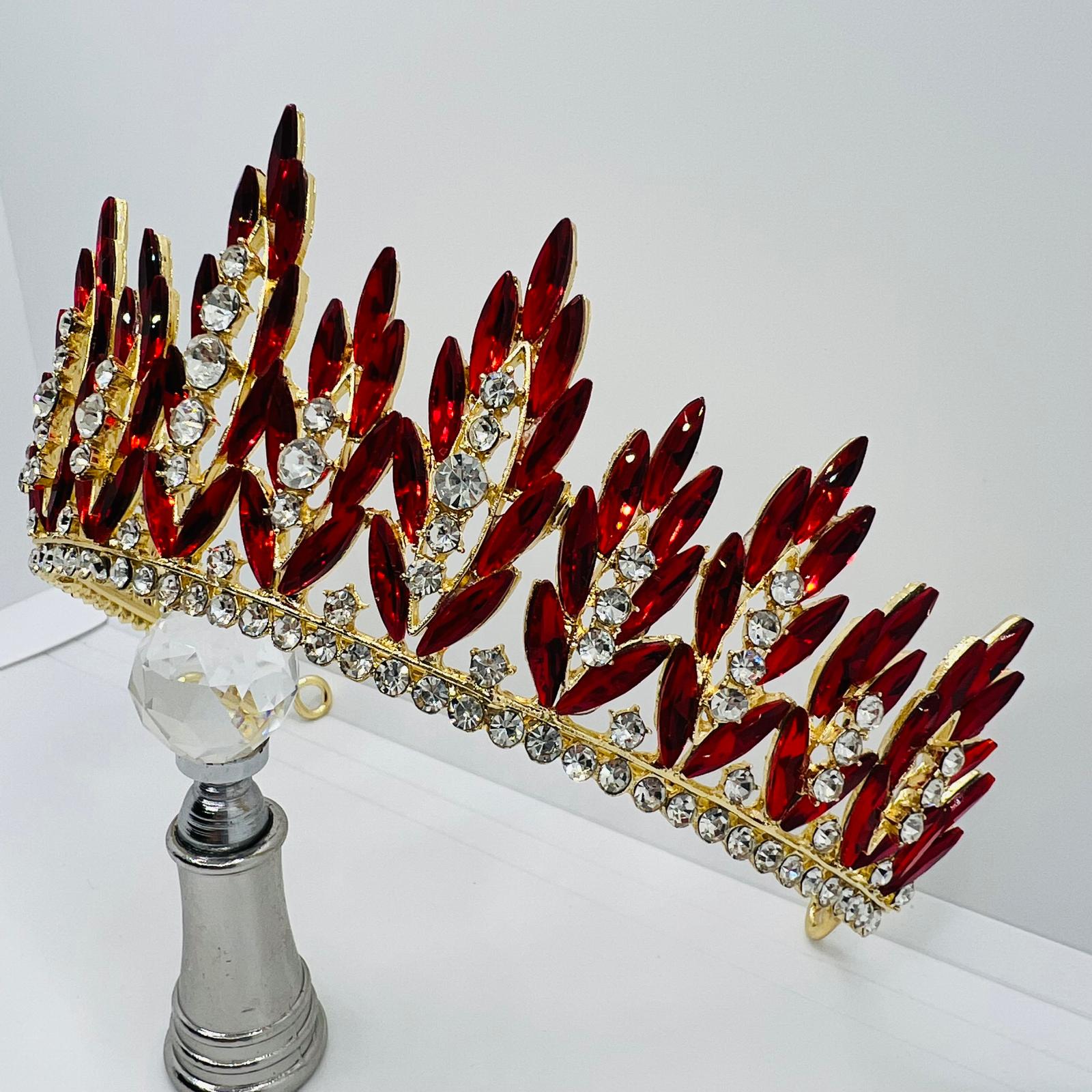 Krone mit rubinrotem Strass