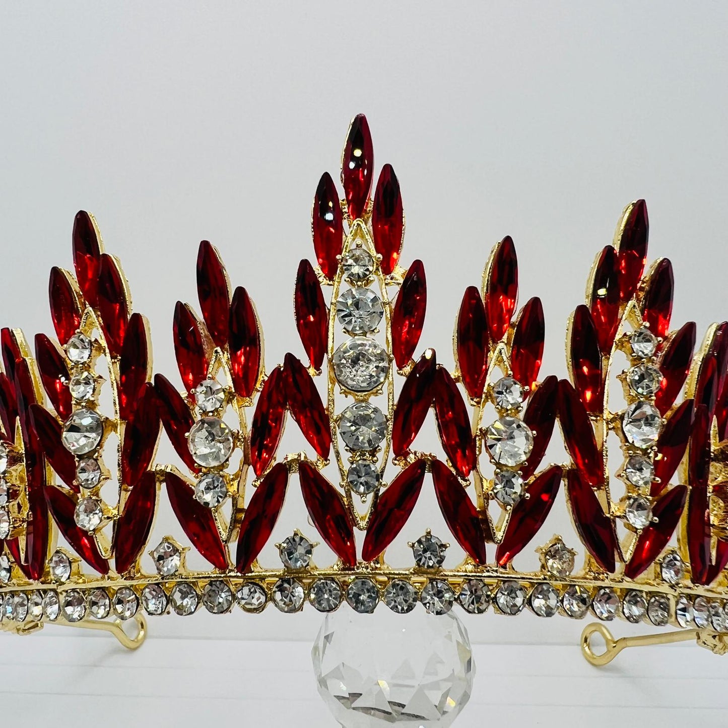 Krone mit rubinrotem Strass