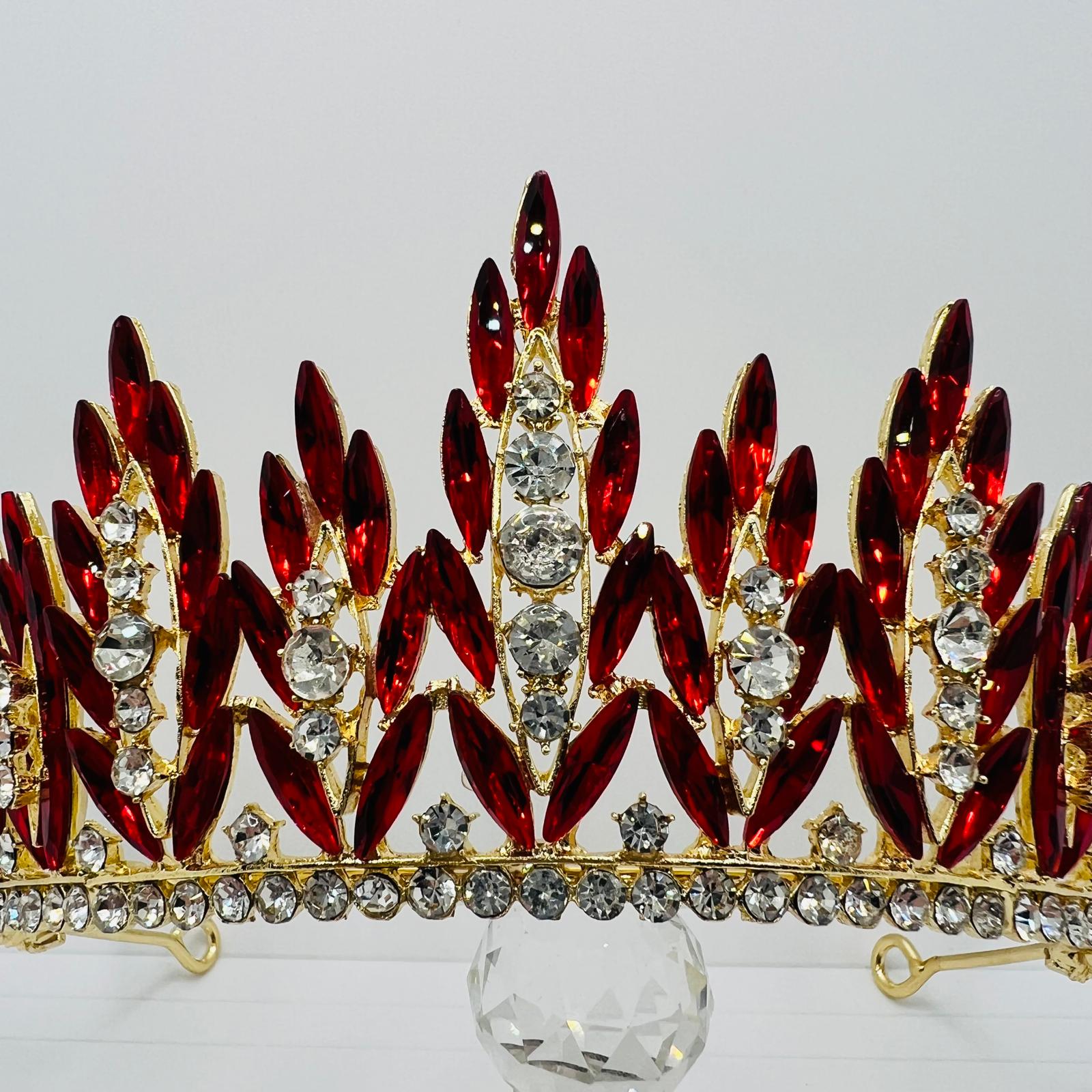 Krone mit rubinrotem Strass