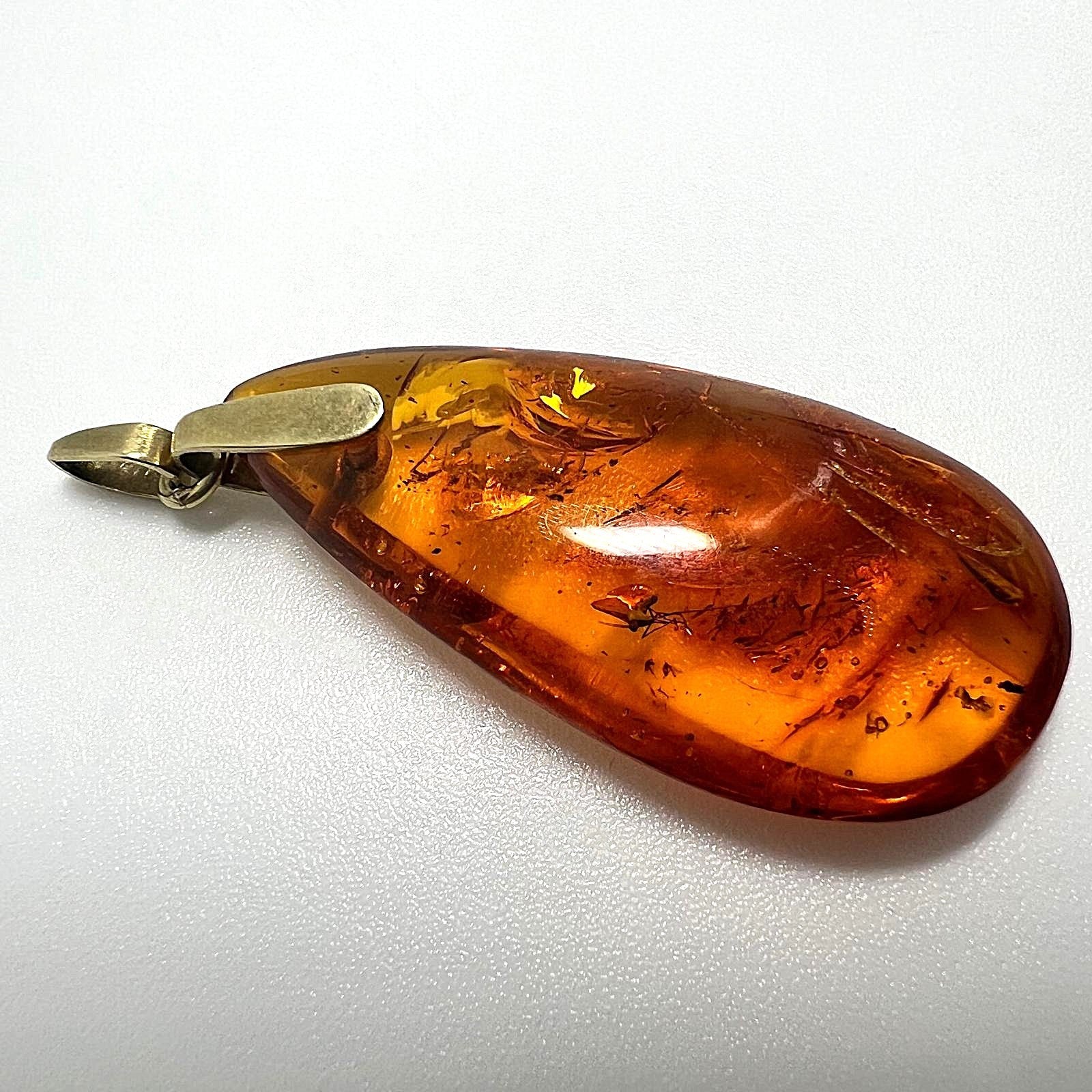 Jugendstil Bernsteinanhänger mit Mücke 