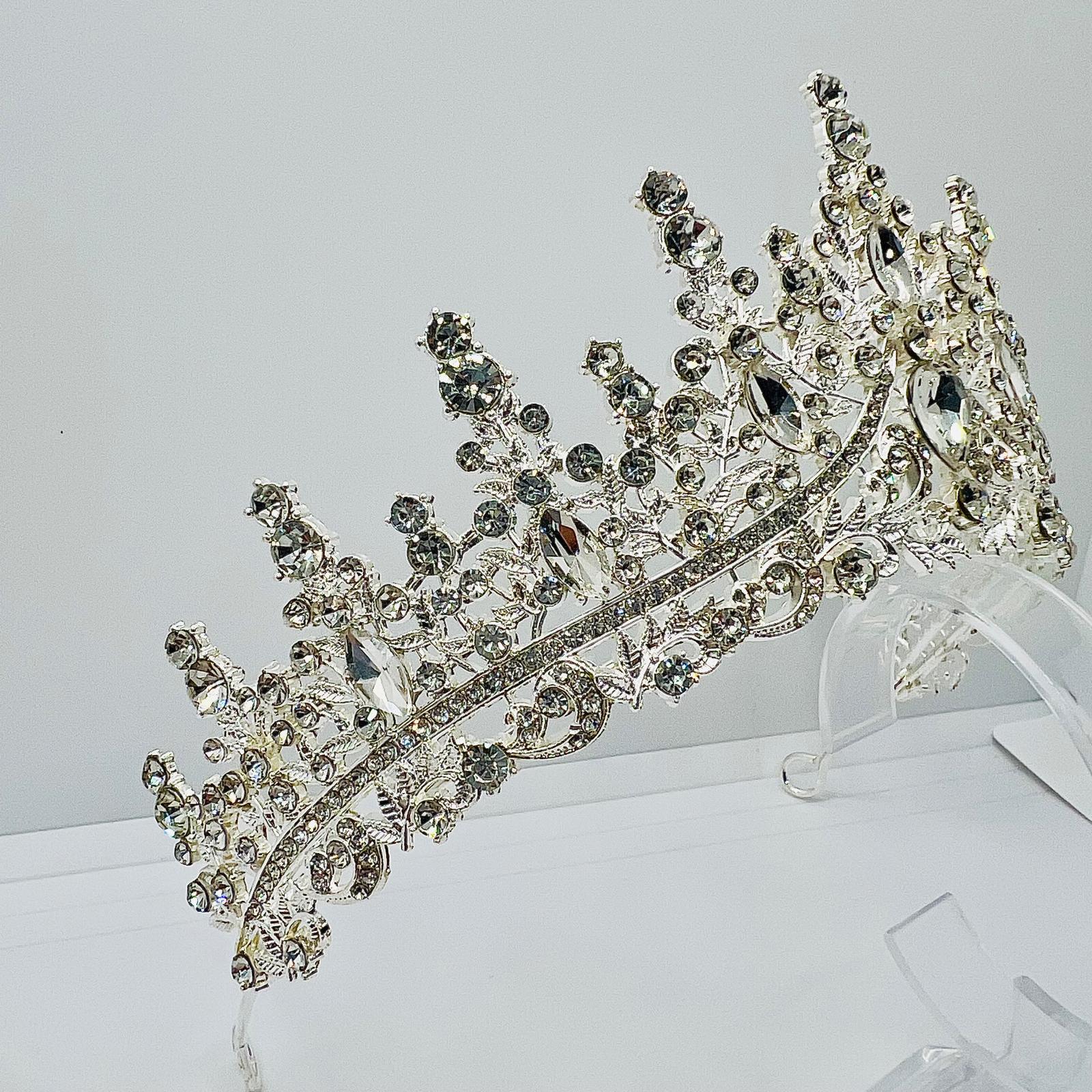 Diadem in Silber mit funkelnden Strasssteinen