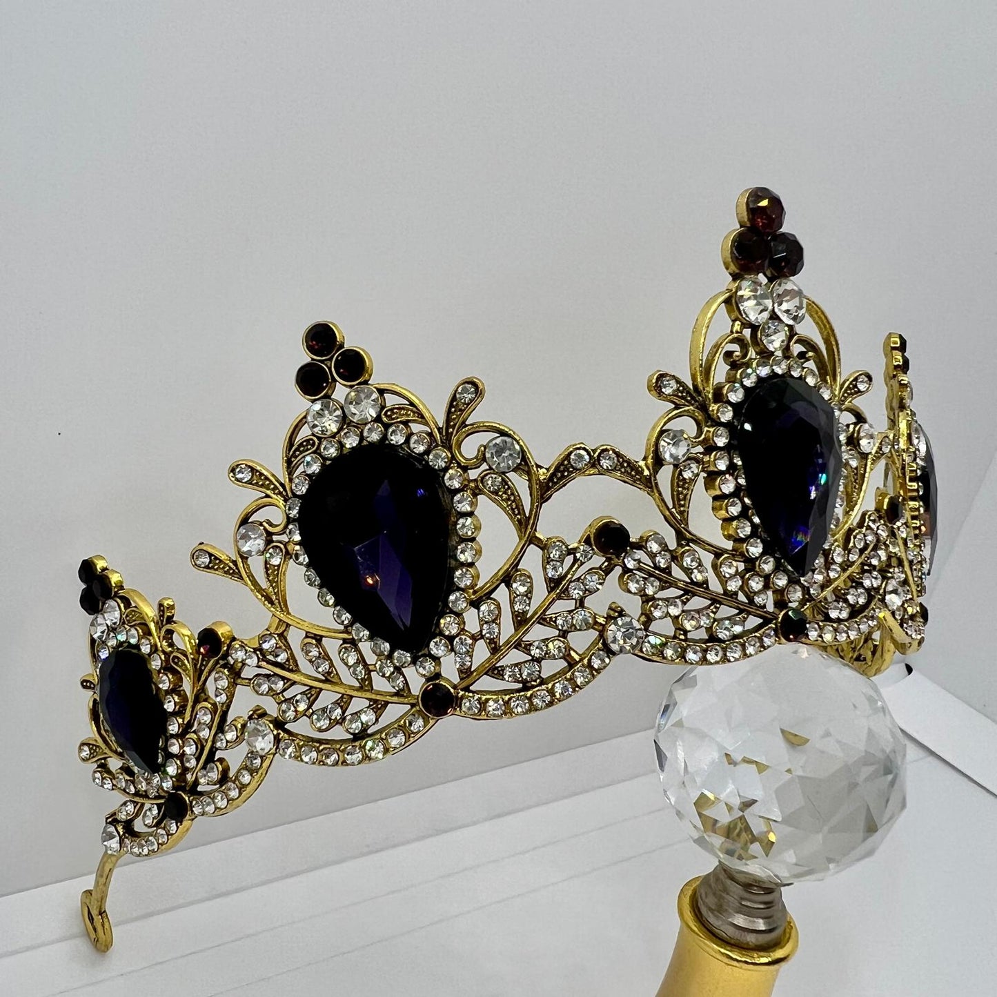 Krone im Barockstil mit Lila