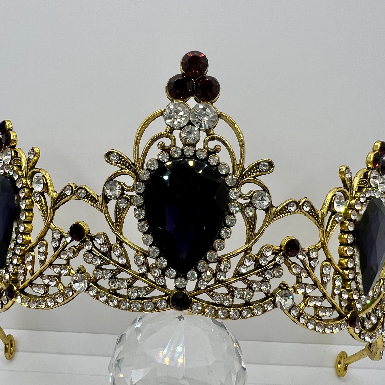 Krone im Barockstil mit Lila