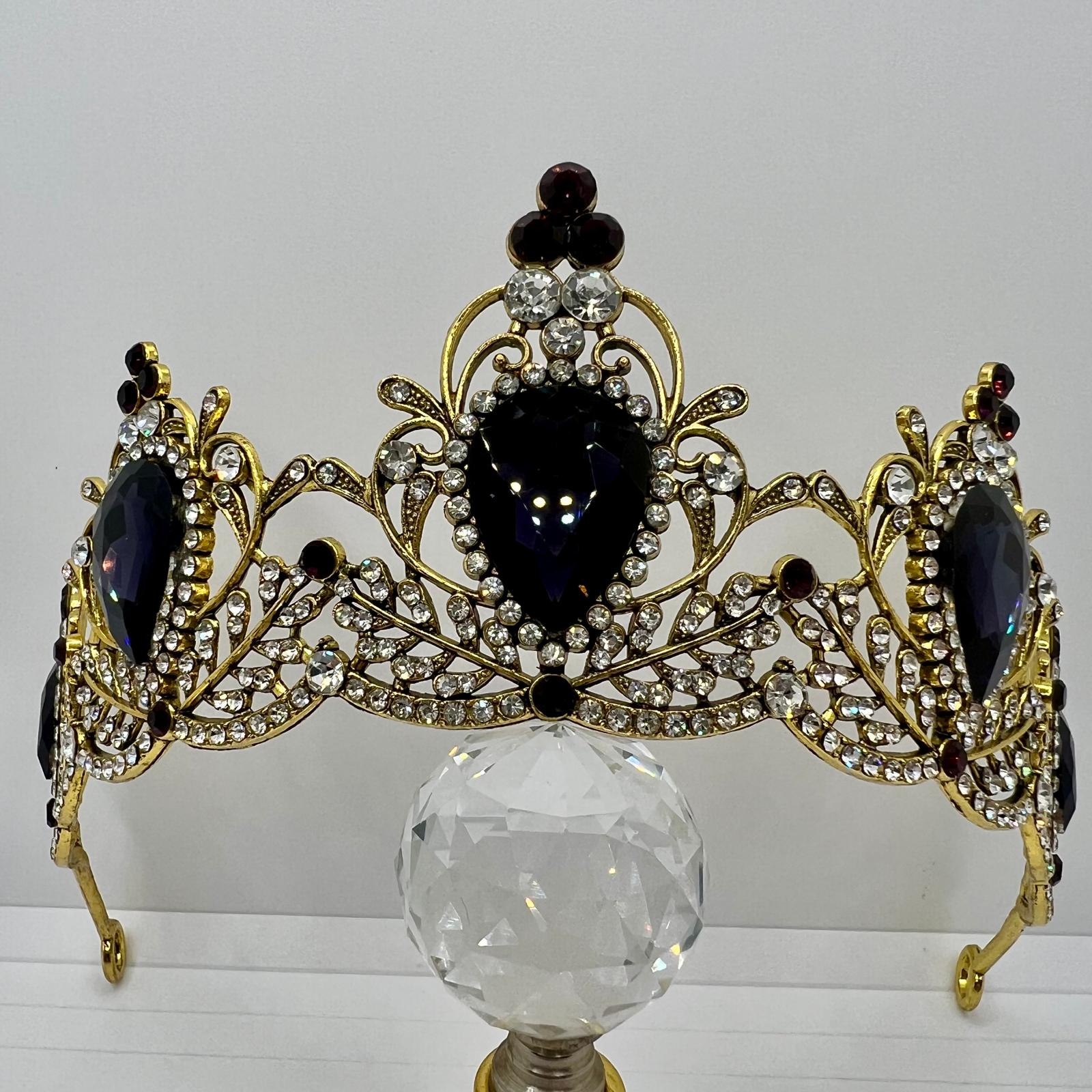 Krone im Barockstil mit Lila