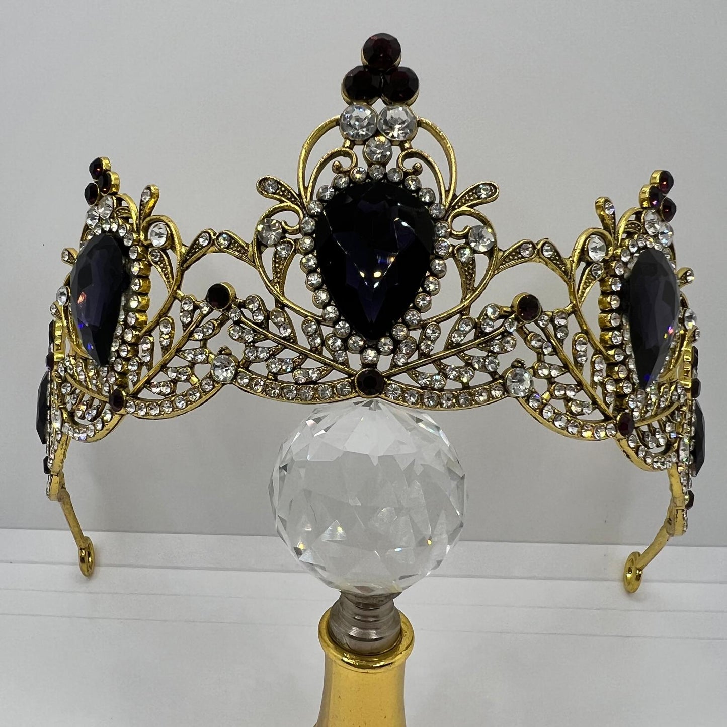 Krone im Barockstil mit Lila