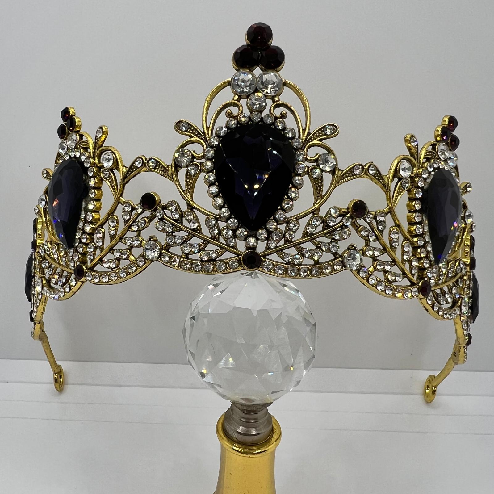 Krone im Barockstil mit Lila