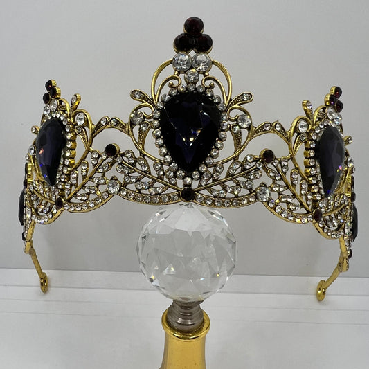 Krone im Barockstil mit Lila