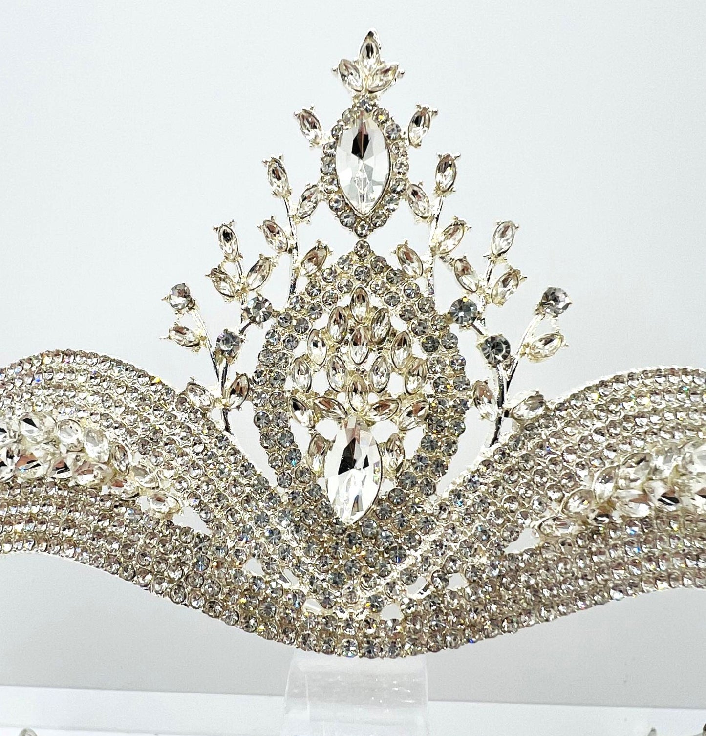 ✨ Luxurious silver tiara with faceted rhinestones and crystals