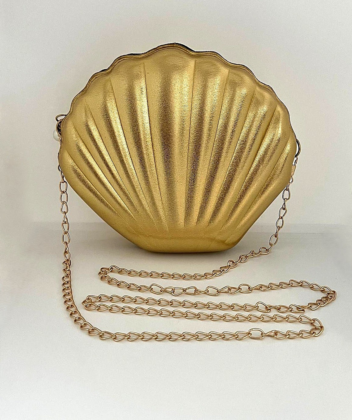 Umhängetasche in Muschelform Gold