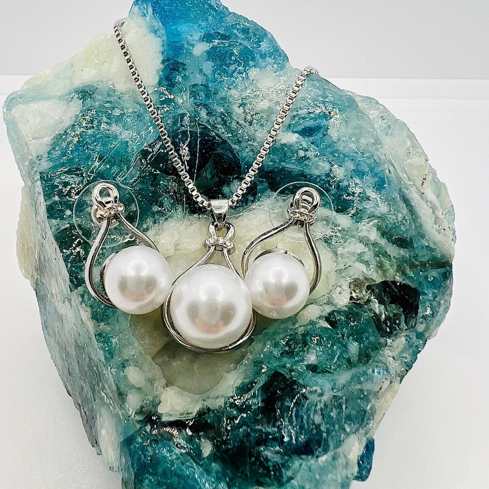 Perlen Set Anhänger Kette und Ohrringe