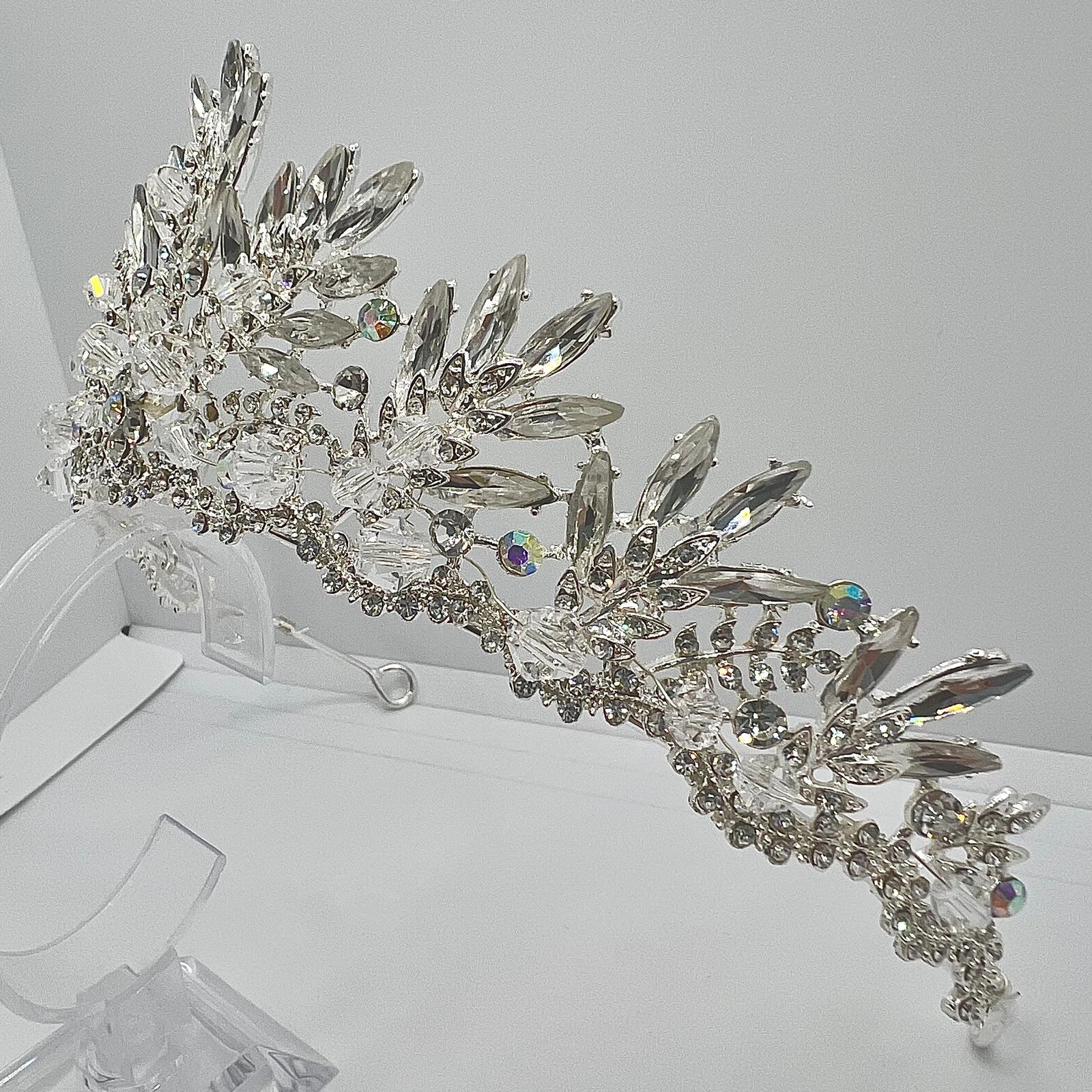  Diadem in Silber mit changierenden Strasssteinen