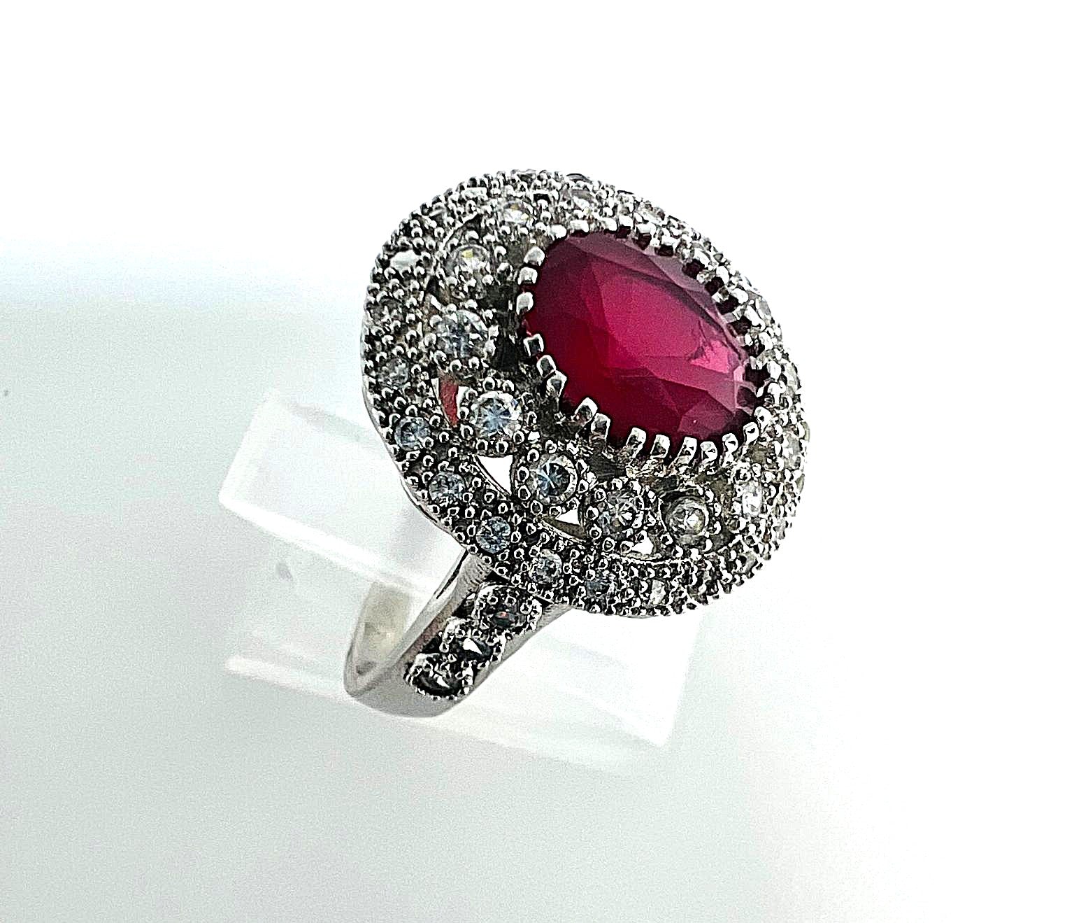 Ring mit Rubin-Korund