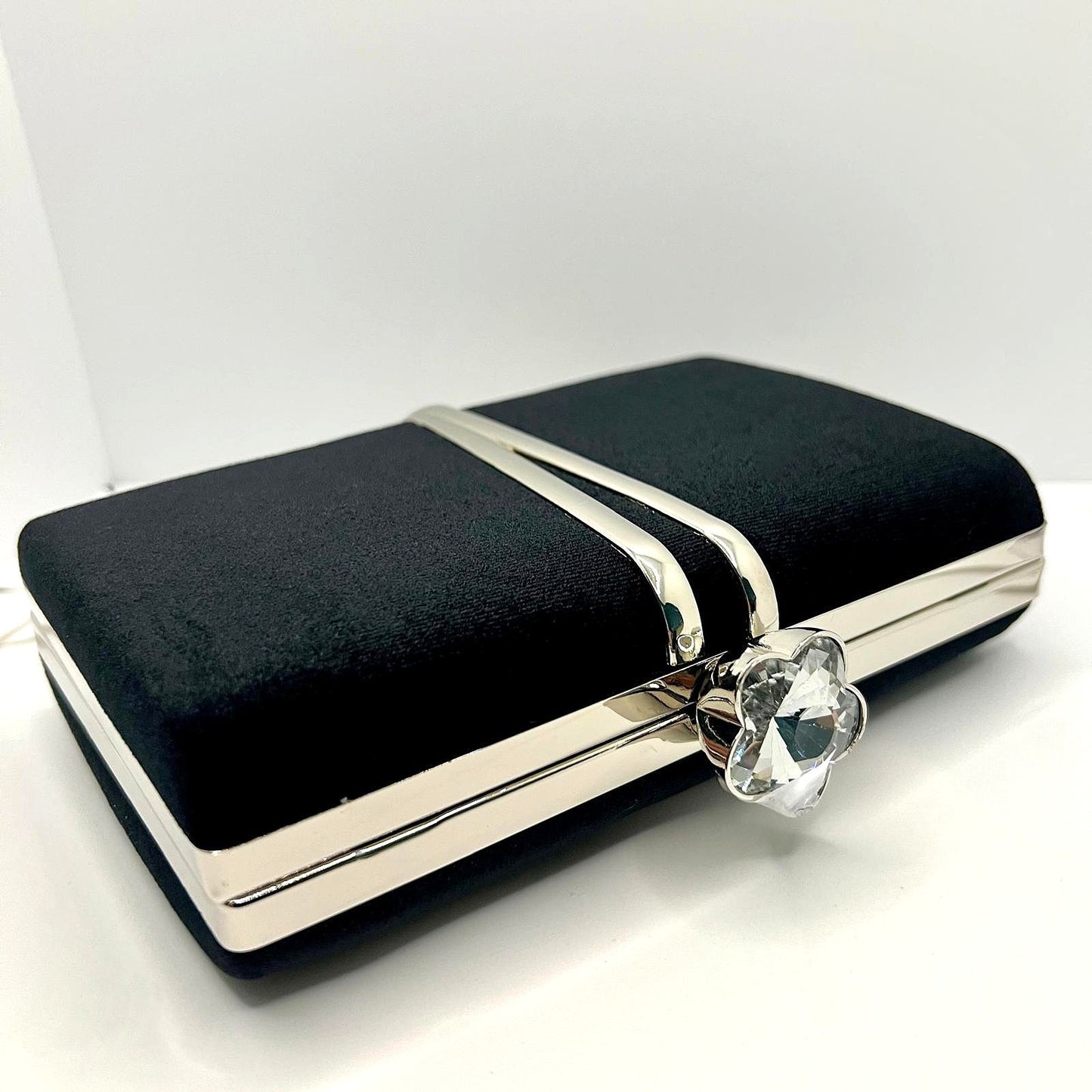 Samt-Clutch mit Kristallverschluss