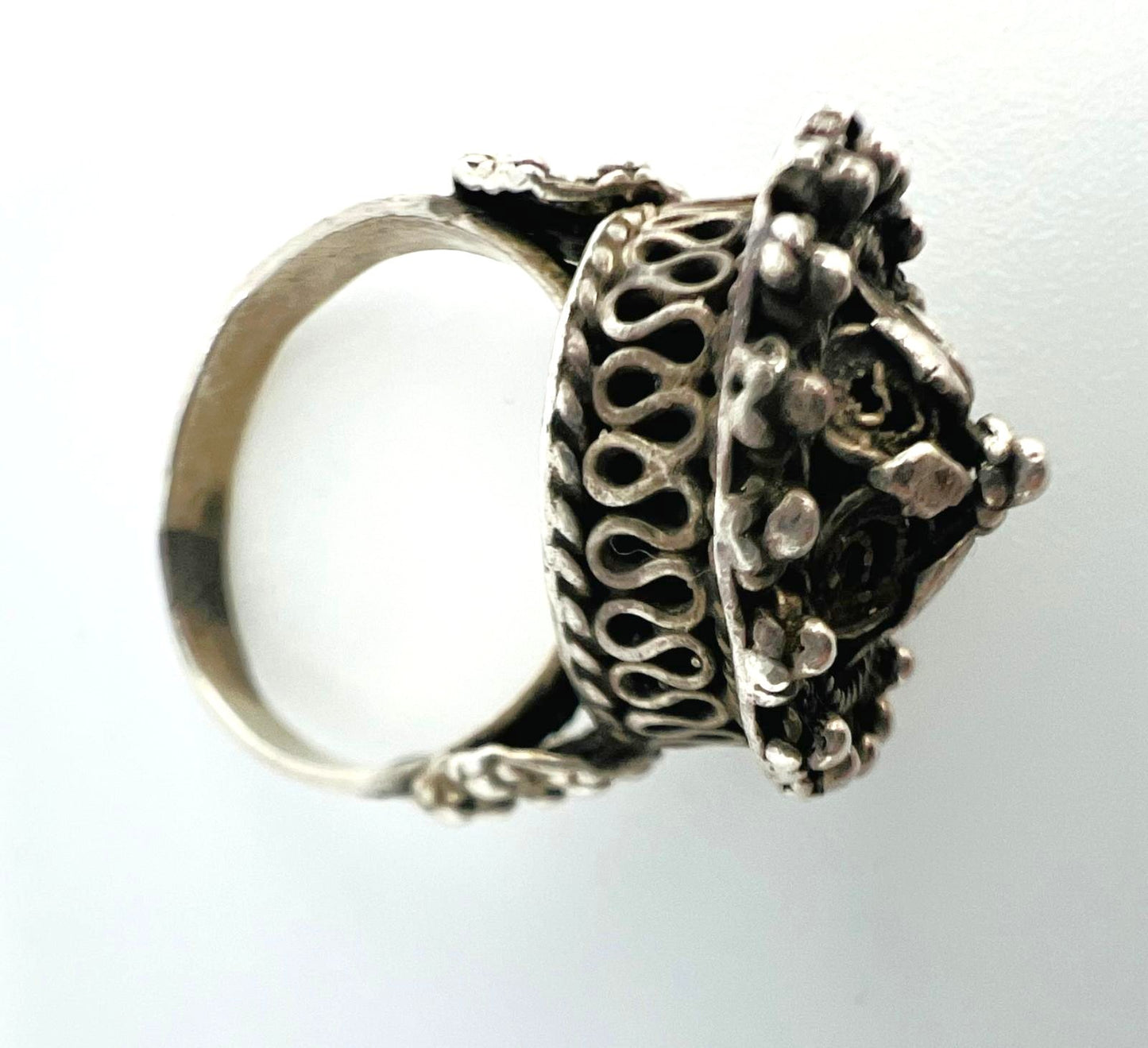 Handcrafted vintage silver ring with filigree ornamentation | Size 7 – Unique, one-of-a-kind jewelry