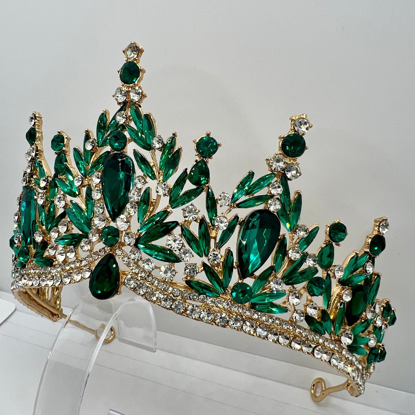 Diadem in Gold mit Smaragdgrünen Strasssteinen