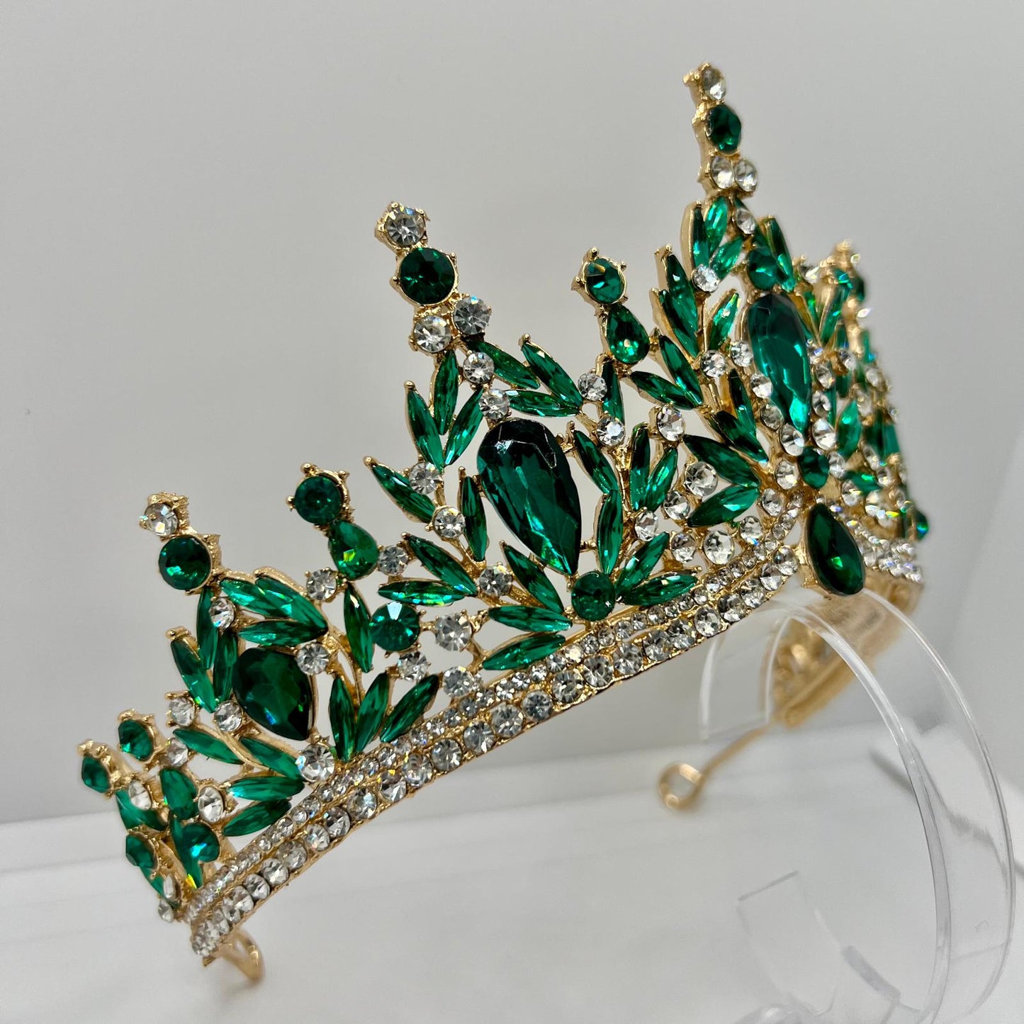 Diadem in Gold mit Smaragdgrünen Strasssteinen