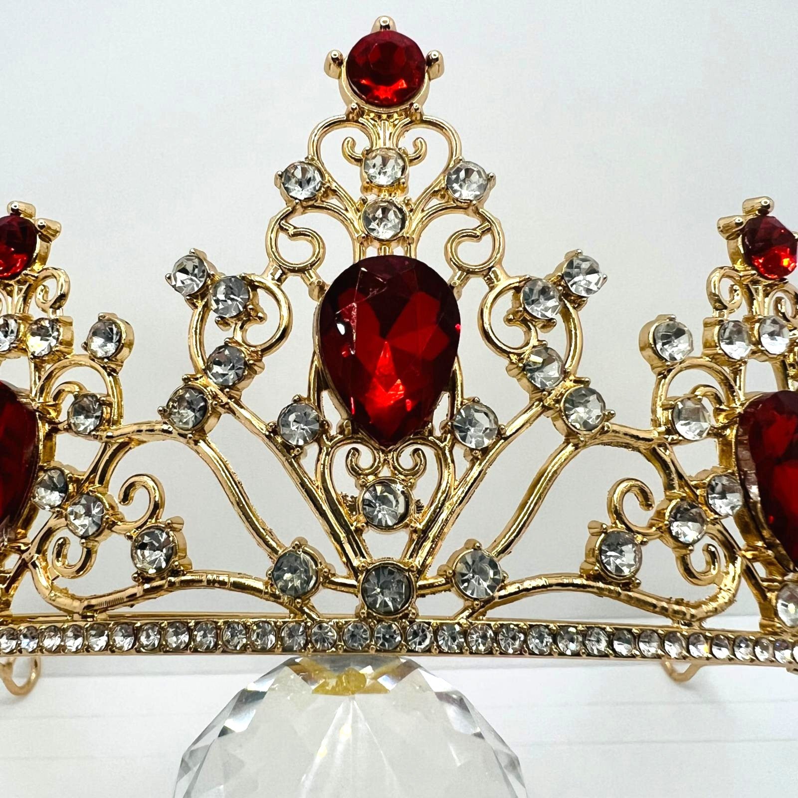 Tiara Gold mit roten Strasssteinen 