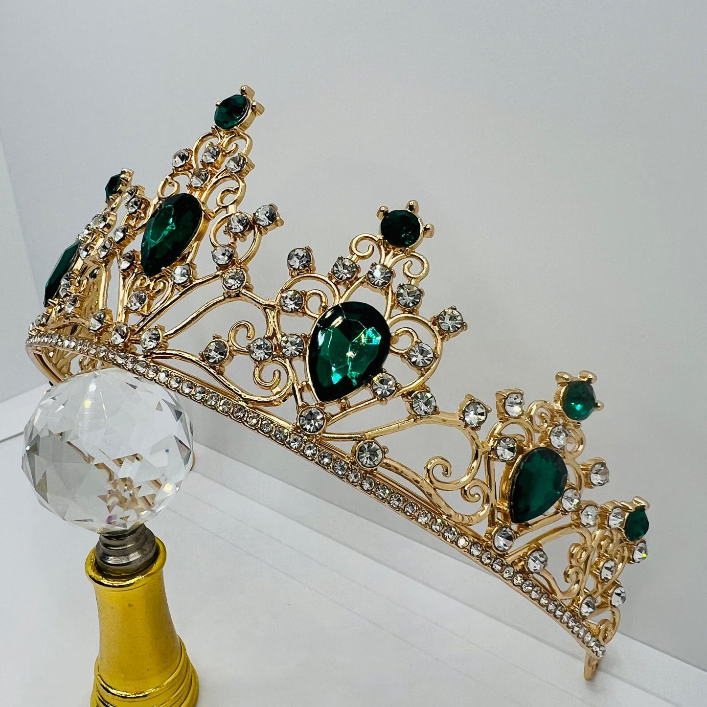  Tiara mit Smaragdgrünen Strasssteinen 
