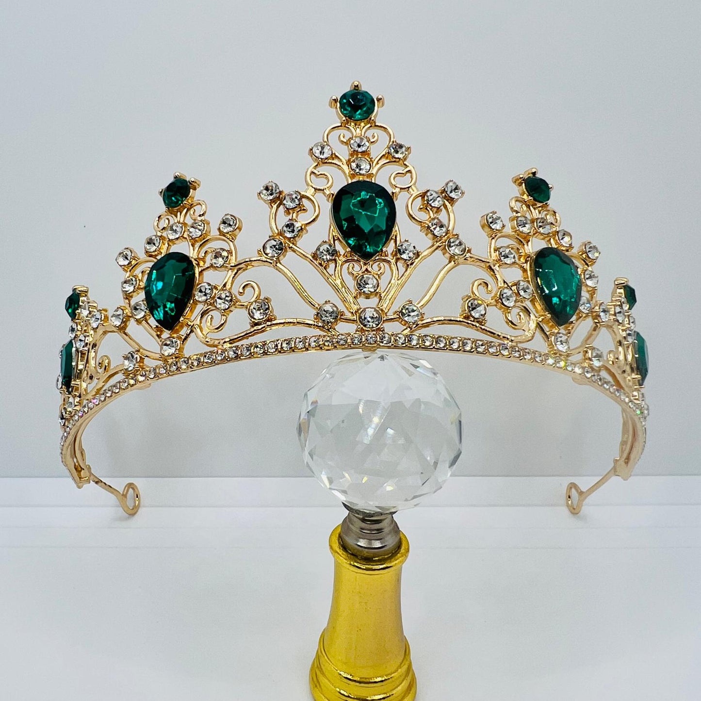  Tiara mit Smaragdgrünen Strasssteinen 