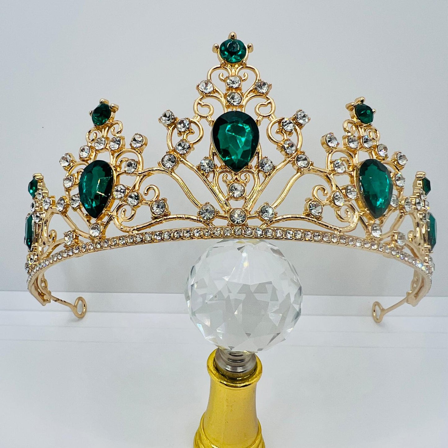  Tiara mit Smaragdgrünen Strasssteinen 