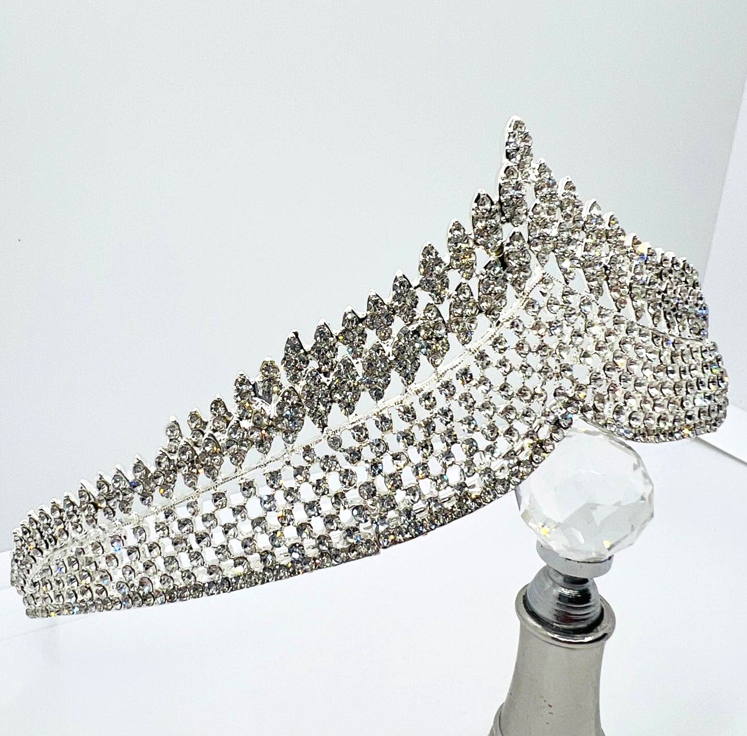 Tiara mit funkelnden Strasskristallen 