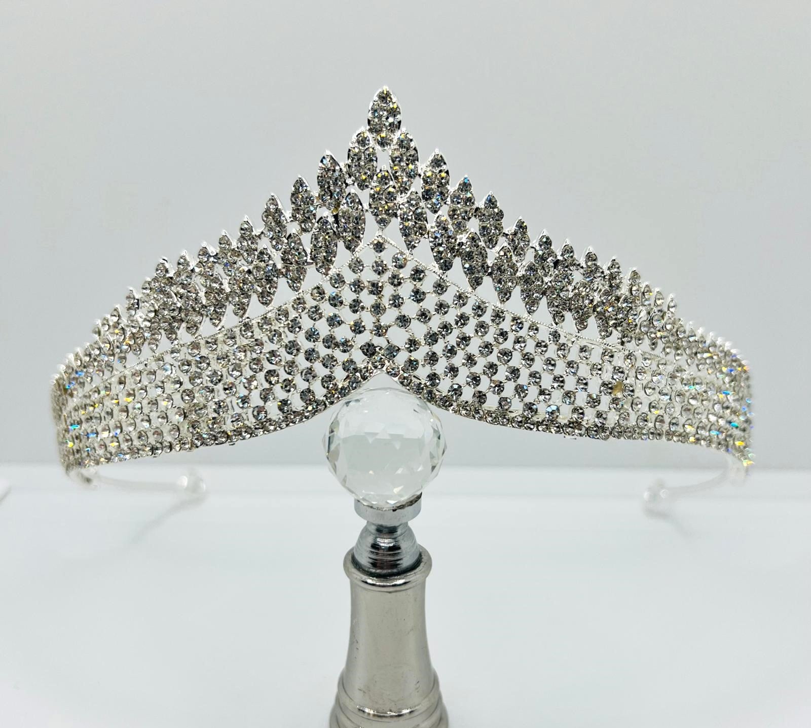 Tiara mit funkelnden Strasskristallen 