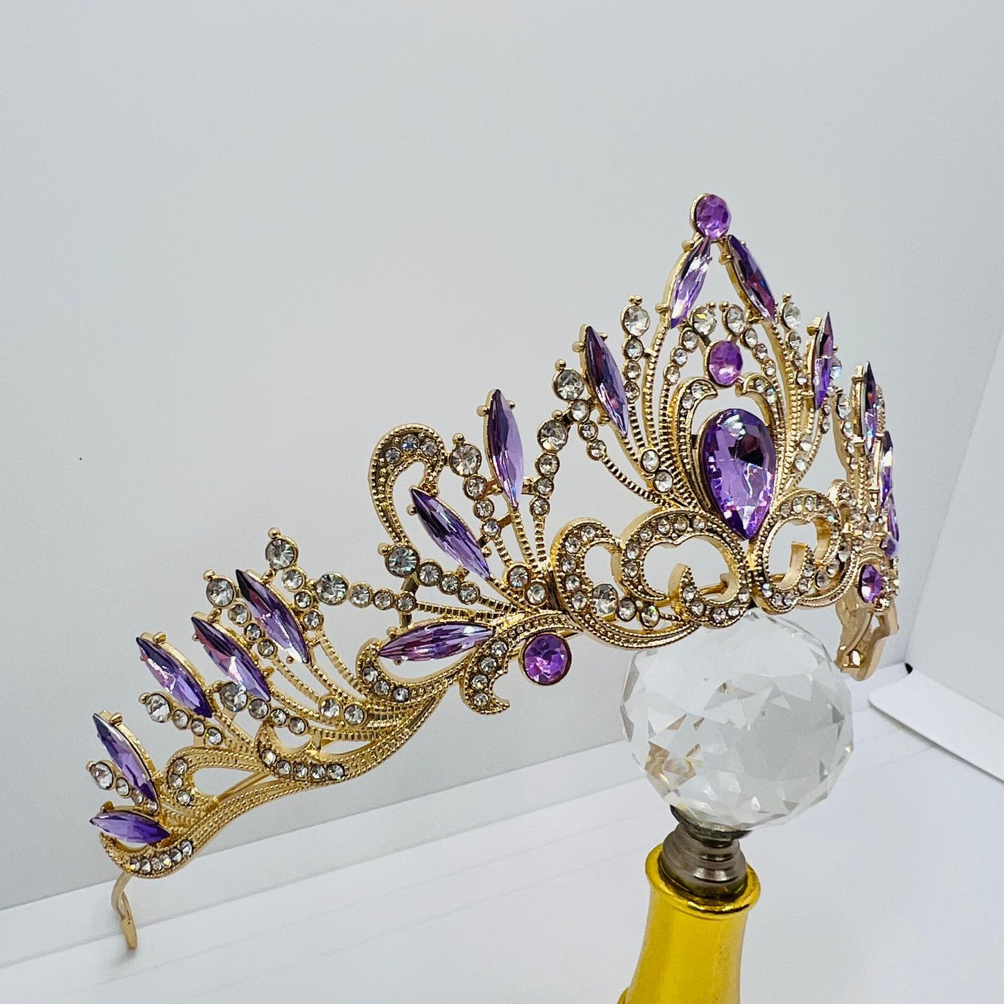 Tiara mit lila Strasssteinen