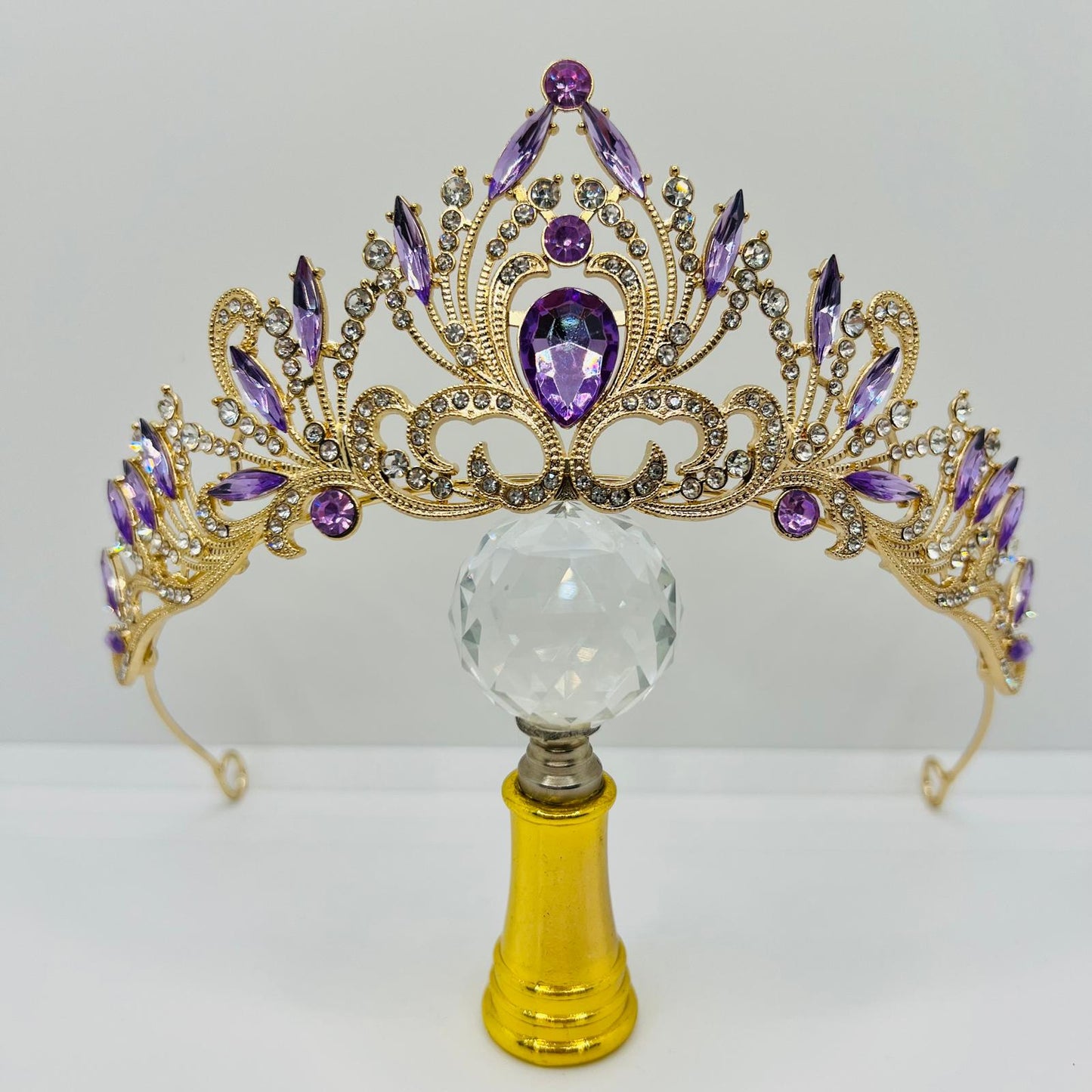 Tiara mit lila Strasssteinen