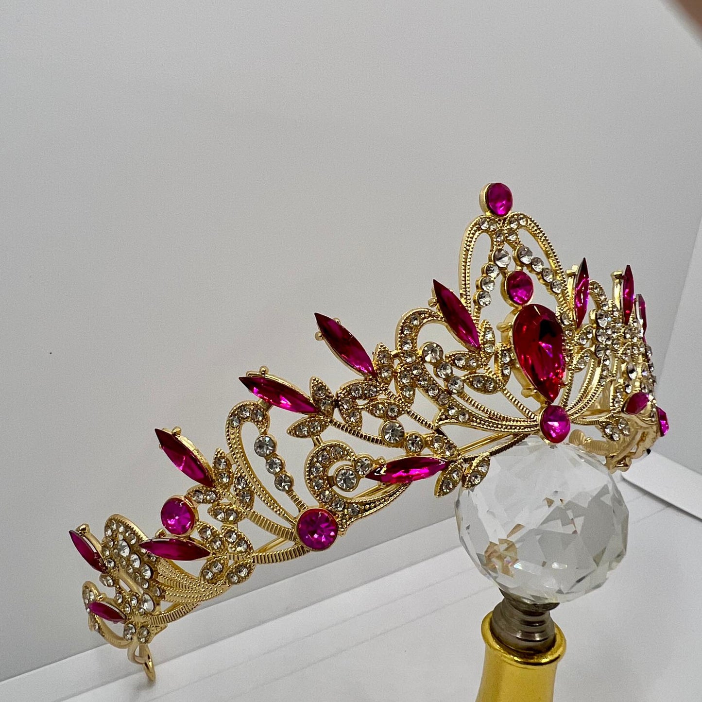 goldene Tiara mit rosa Strasssteinen 