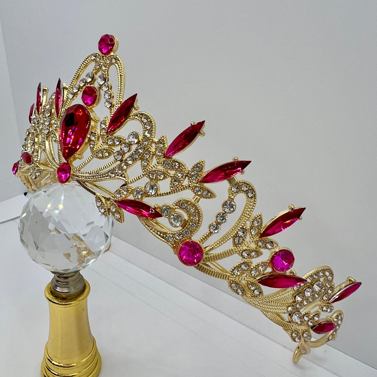 goldene Tiara mit rosa Strasssteinen 