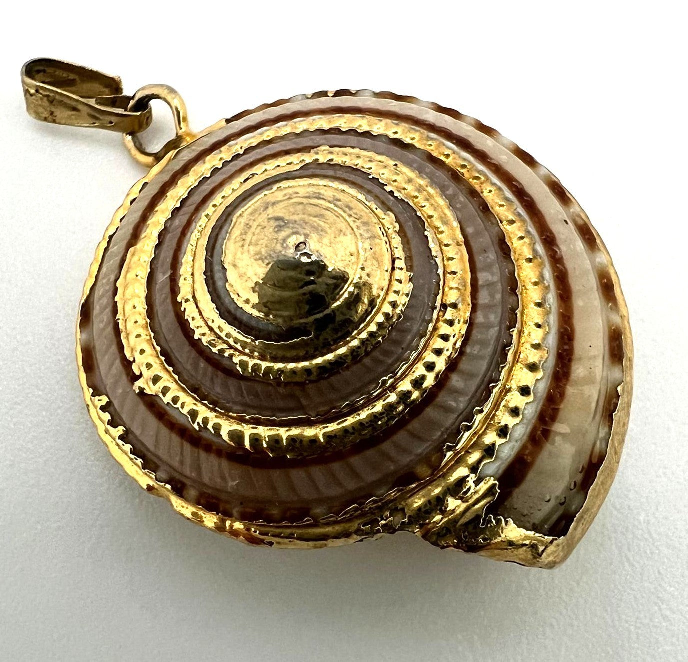 Vintage Operculum Anhänger – Spiral-Muschel vergoldet, Handarbeit – Tezsah