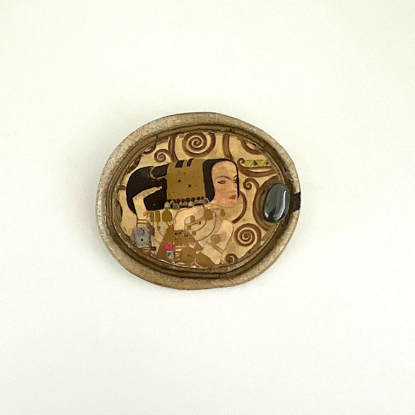 Brosche mit Klimt-Motiv, Keramik 