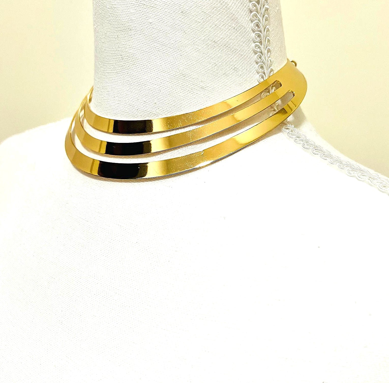 Goldfarbener Statement Halsreif