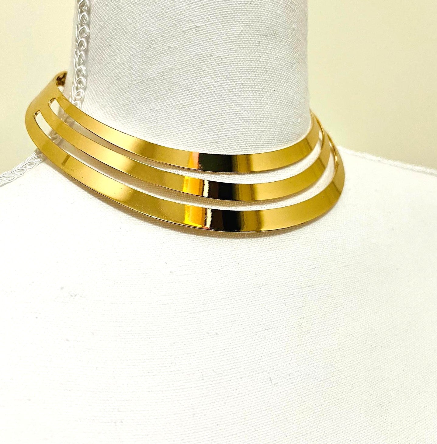 Goldfarbener Statement Halsreif