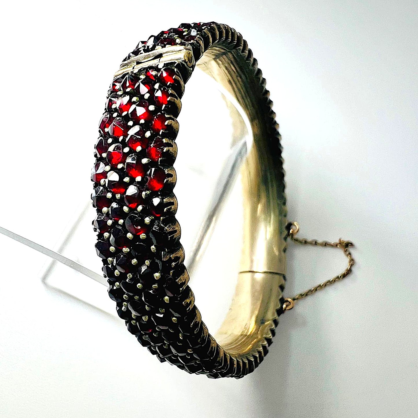 Antique Bohemian garnet bangle with pyrope, 28.10g | Historicism, circa 1880 | silver-plated tombac | Excellent condition