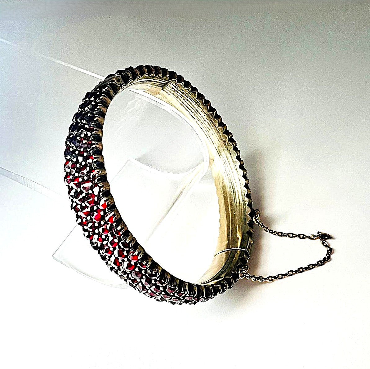 Antique Bohemian garnet bangle with pyrope, 28.10g | Historicism, circa 1880 | silver-plated tombac | Excellent condition