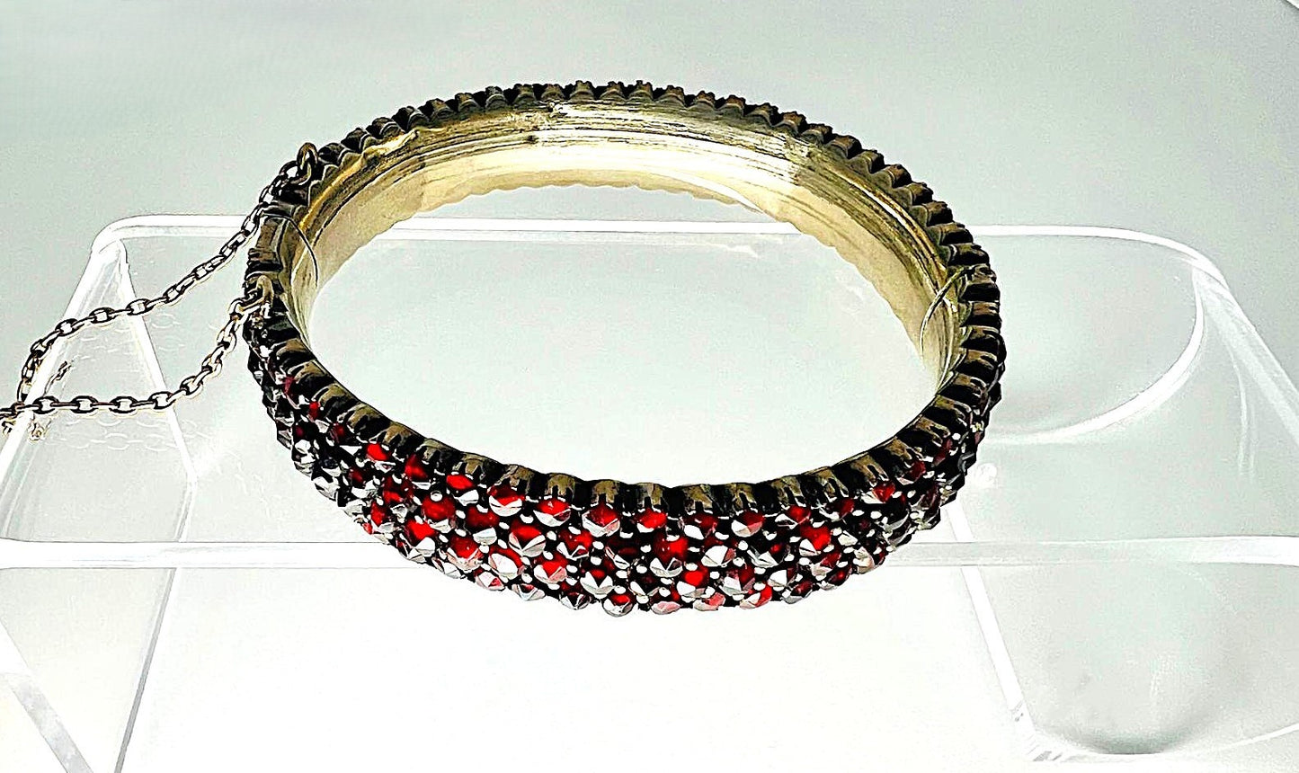 Antique Bohemian garnet bangle with pyrope, 28.10g | Historicism, circa 1880 | silver-plated tombac | Excellent condition