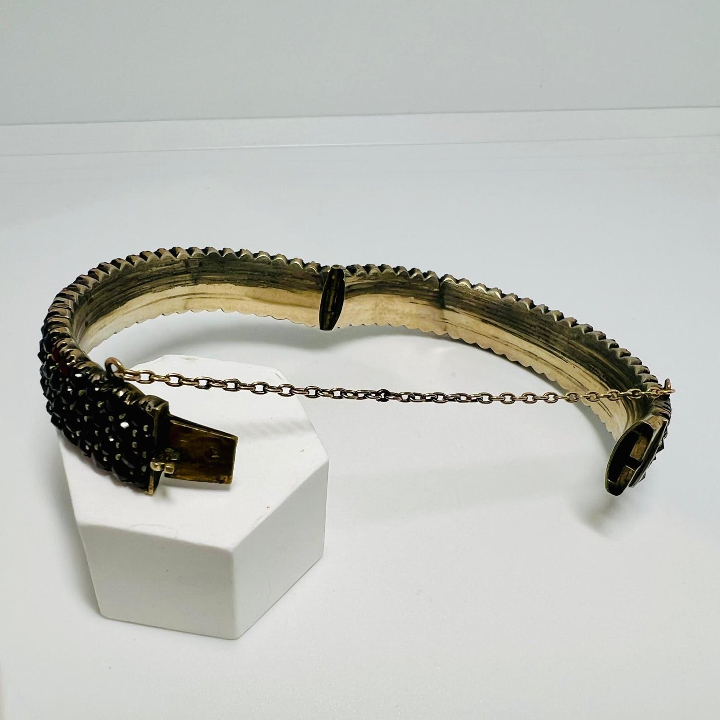 Antique Bohemian garnet bangle with pyrope, 28.10g | Historicism, circa 1880 | silver-plated tombac | Excellent condition