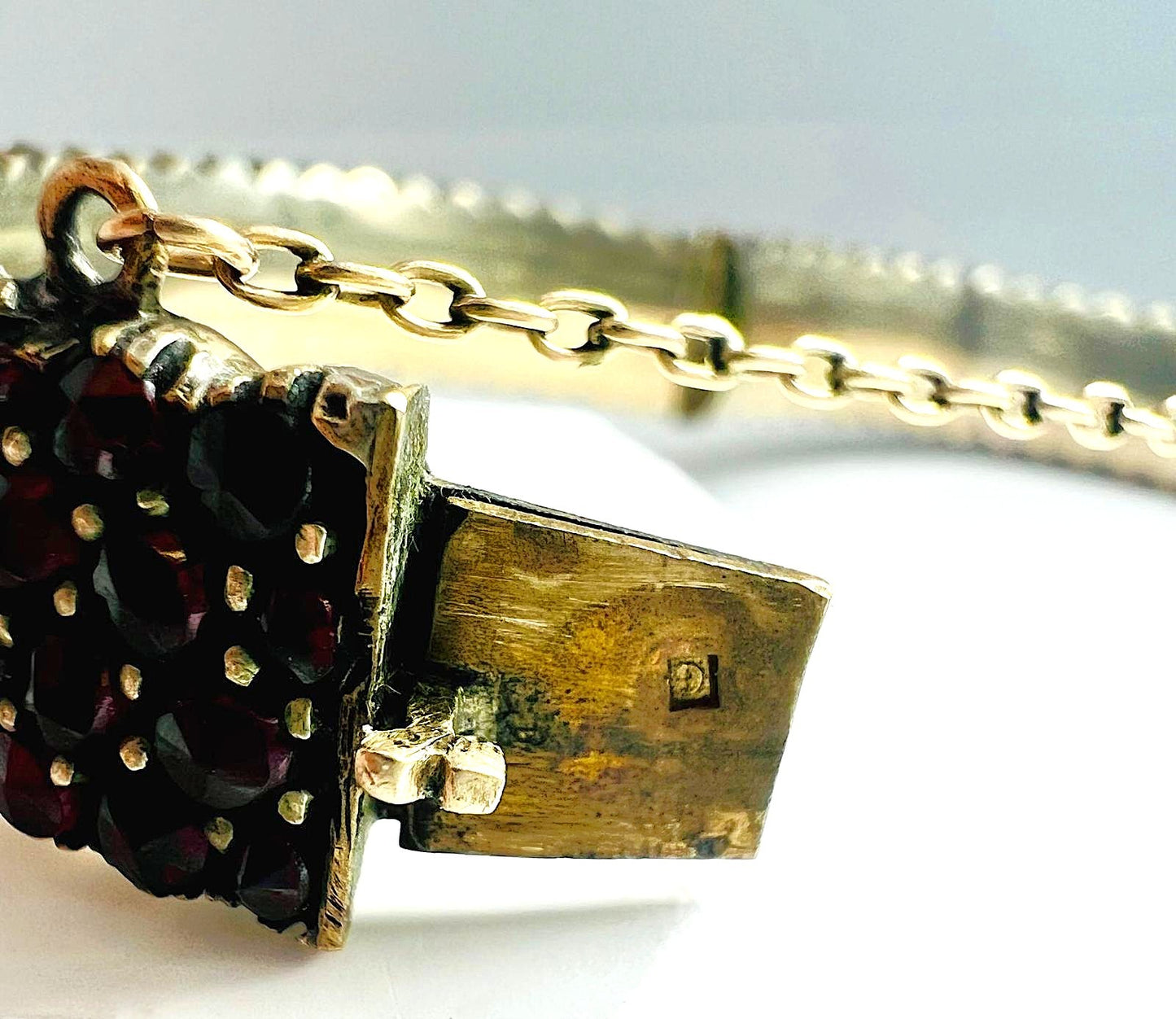 Antique Bohemian garnet bangle with pyrope, 28.10g | Historicism, circa 1880 | silver-plated tombac | Excellent condition