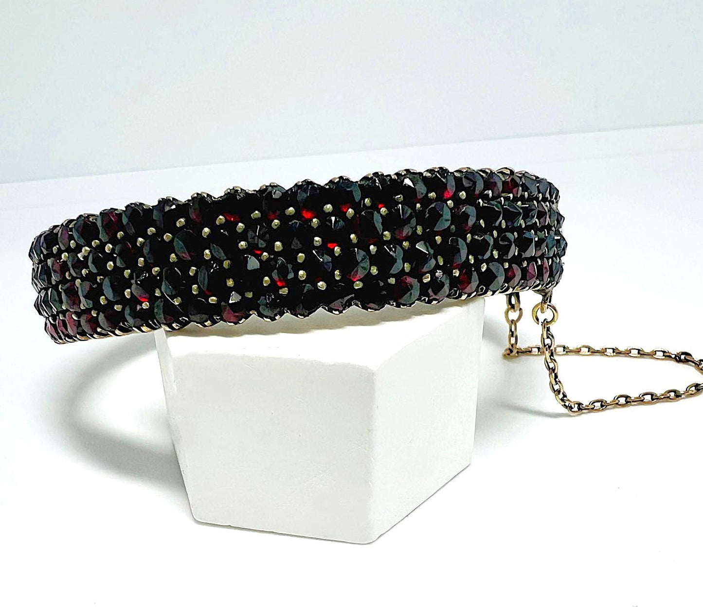 Antique Bohemian garnet bangle with pyrope, 28.10g | Historicism, circa 1880 | silver-plated tombac | Excellent condition