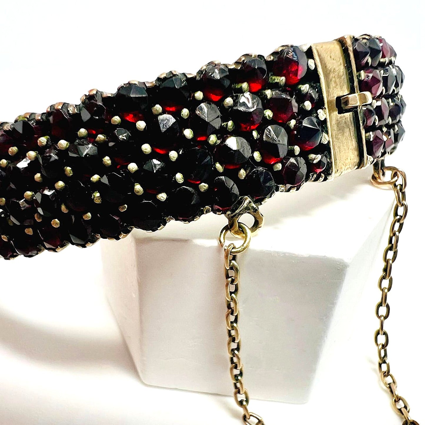 Antique Bohemian garnet bangle with pyrope, 28.10g | Historicism, circa 1880 | silver-plated tombac | Excellent condition