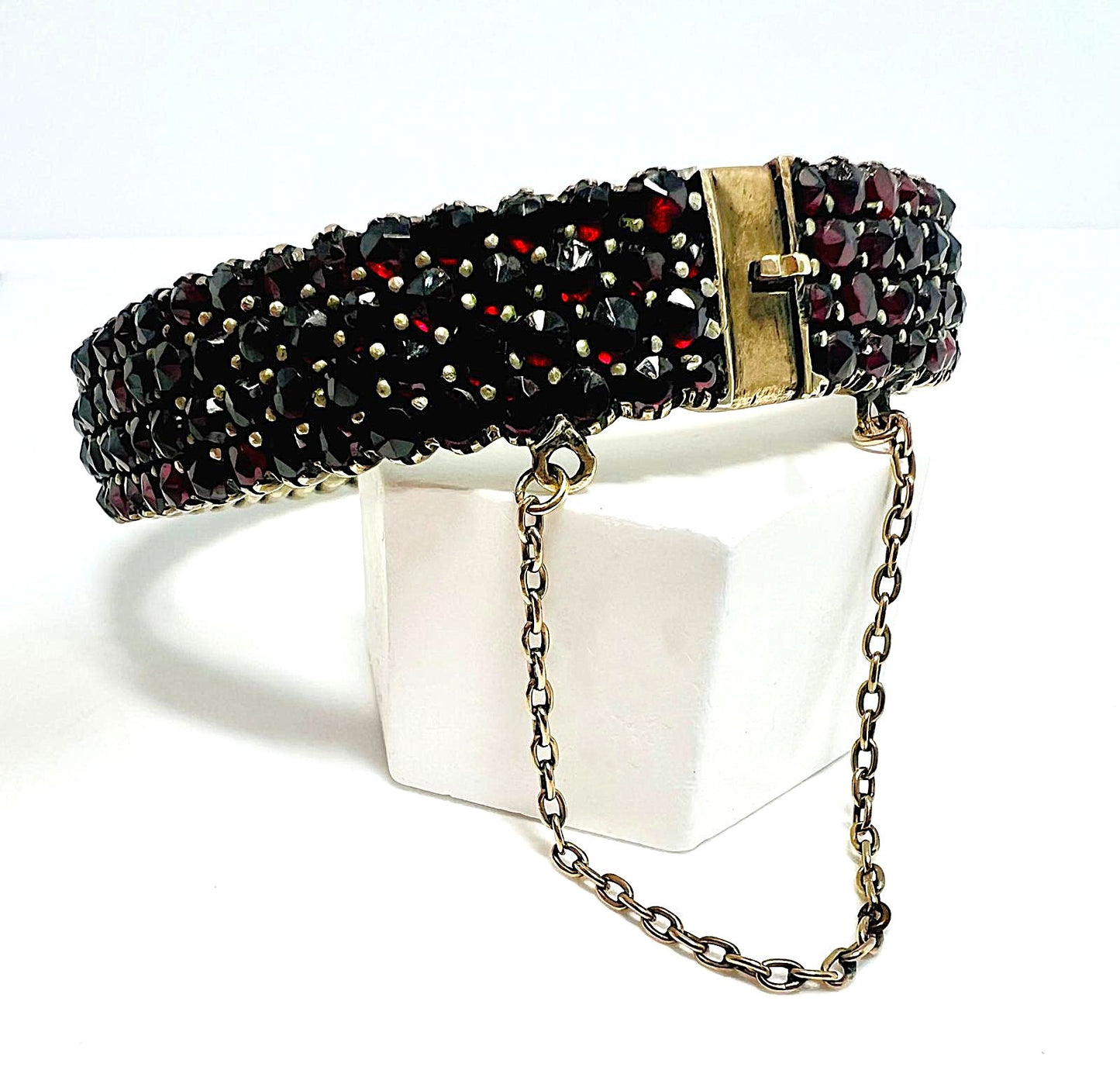 Antique Bohemian garnet bangle with pyrope, 28.10g | Historicism, circa 1880 | silver-plated tombac | Excellent condition